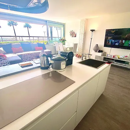 Magnifique Les Pieds Dans L'eau A