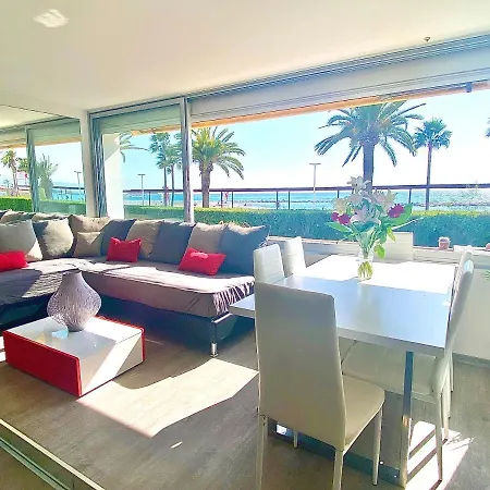 Magnifique Les Pieds Dans L'eau A *